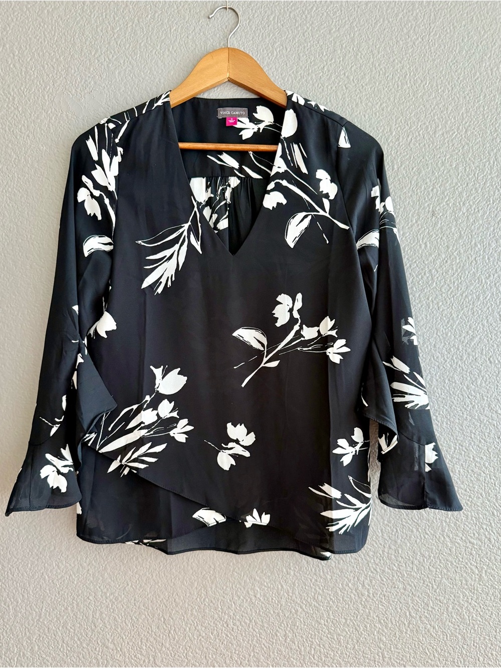 Vince Camuto Black & White Floral V-Neck Blouse size small
